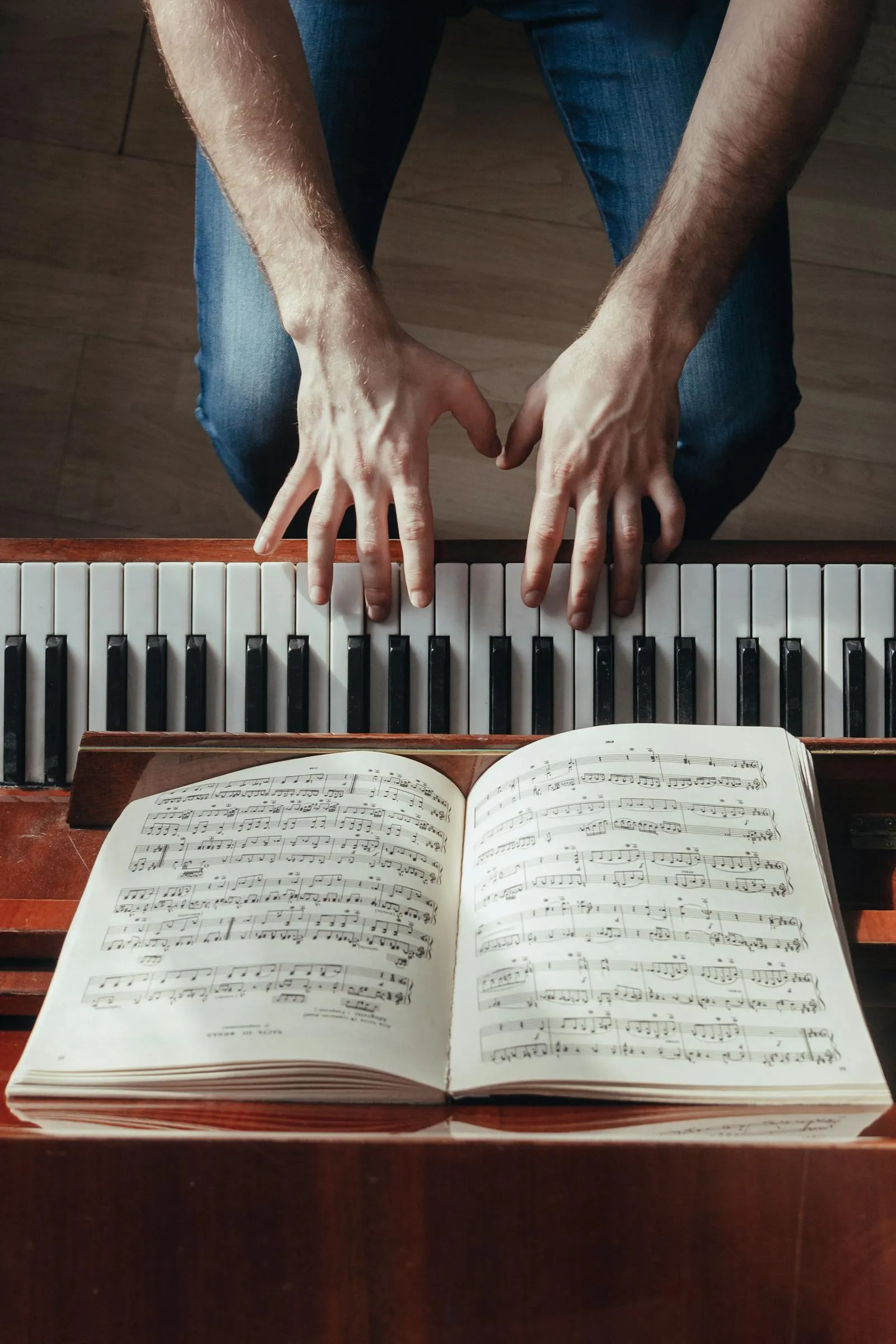 10 erreurs de débutants au piano (et comment les éviter)