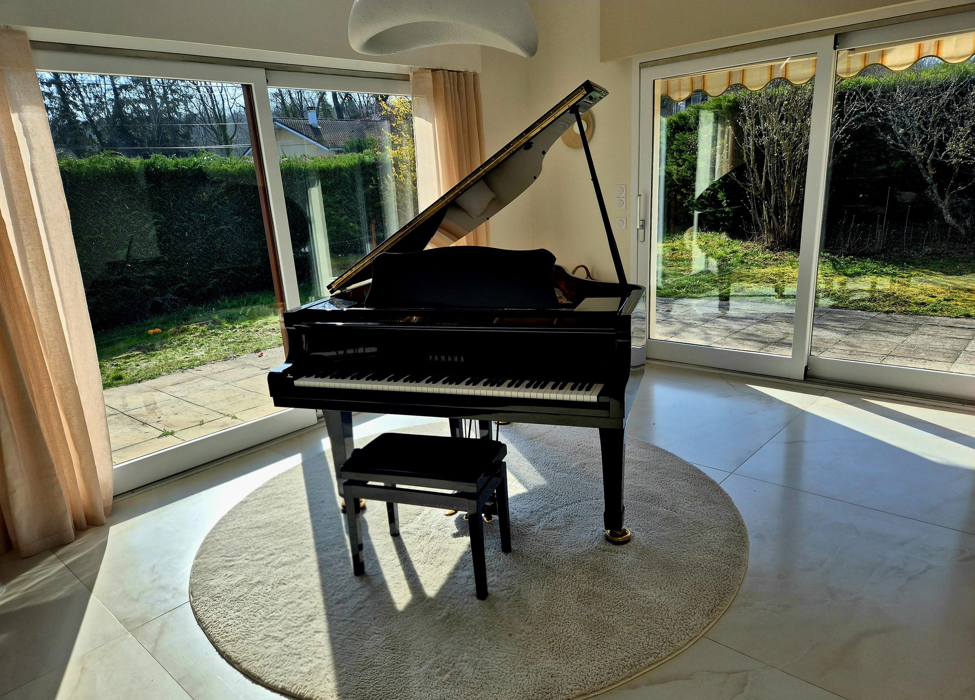 Salle de cours de piano à Valleiry — vue d'ensemble