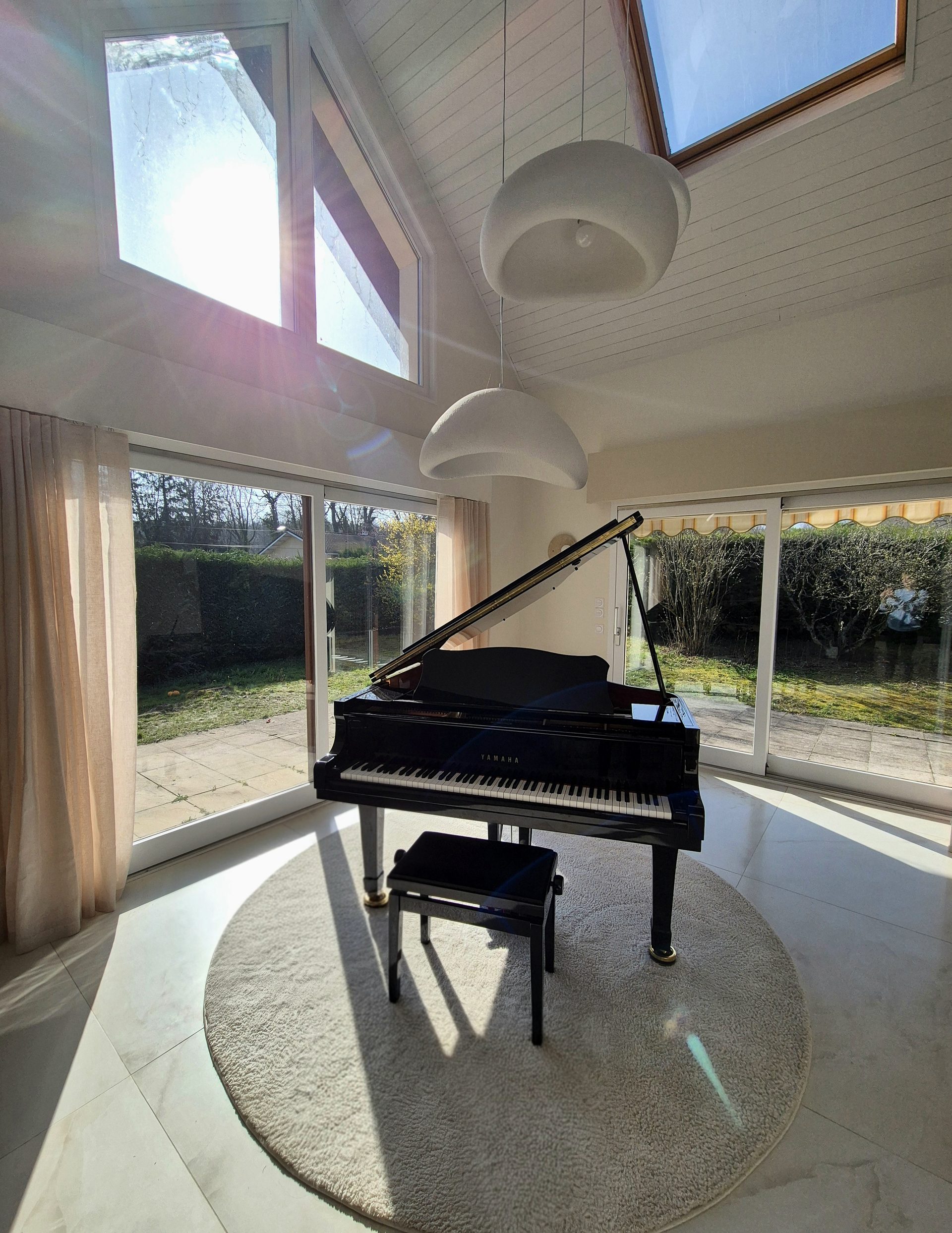 Studio de piano à Valleiry — lumière naturelle